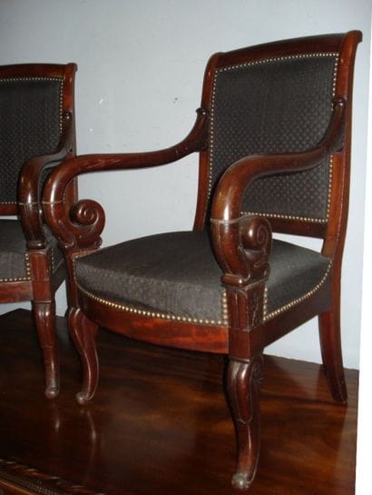 Paire de fauteuils en acajou et placage d'acajou,...