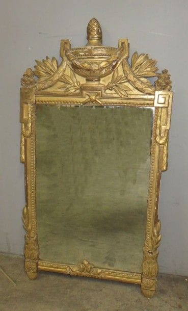 Miroir en bois doré sculpté de feuilles d'eau,...