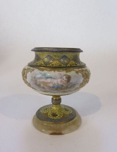 Coupe en porcelaine à décor d'amour et d'un...