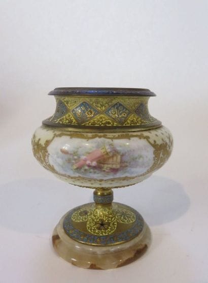 Coupe en porcelaine à décor d'amour et d'un...