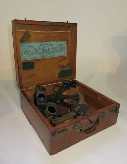 Sextant en bronze au naturel et bronze laqué...