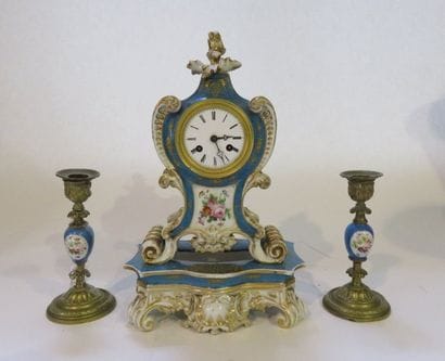 Garniture de cheminée en porcelaine dans...