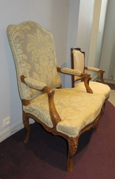 Fauteuil en noyer mouluré et sculpté à grand...
