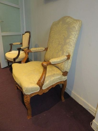 Fauteuil en noyer mouluré et sculpté à grand...