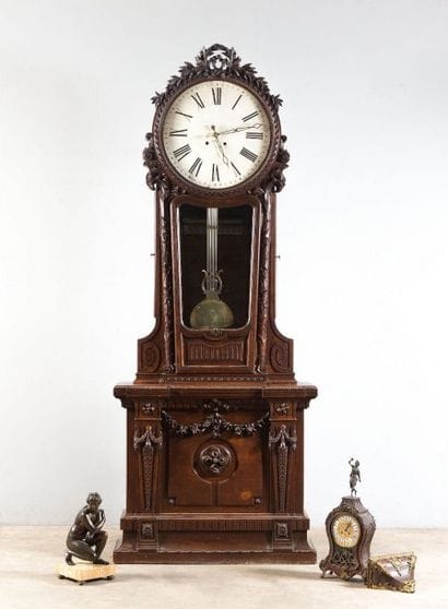 Grande horloge de parquet en chêne mouluré...