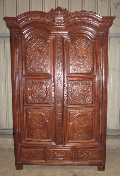 Armoire en merisier mouluré et sculpté, côtés...