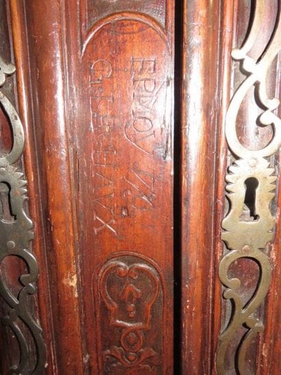Armoire en merisier mouluré et sculpté, côtés...