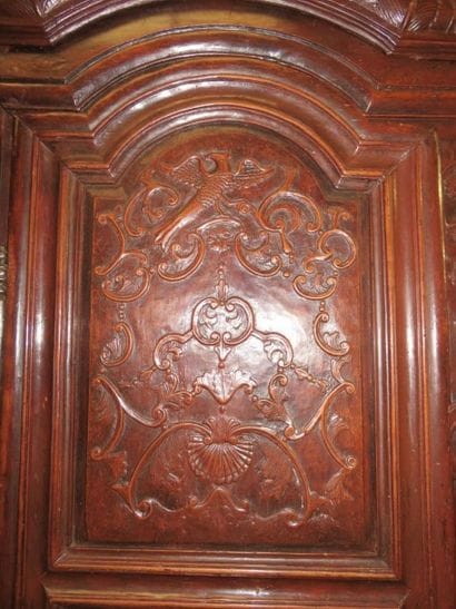 Armoire en merisier mouluré et sculpté, côtés...