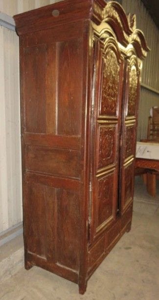 Armoire en merisier mouluré et sculpté, côtés...