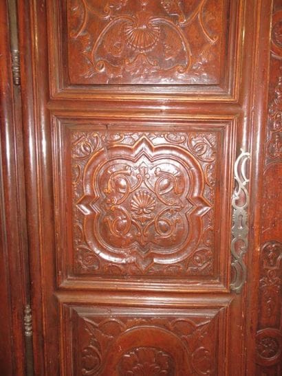 Armoire en merisier mouluré et sculpté, côtés...