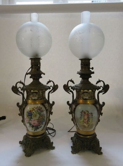 Paire de lampes à pétrole en porcelaine polychrome...