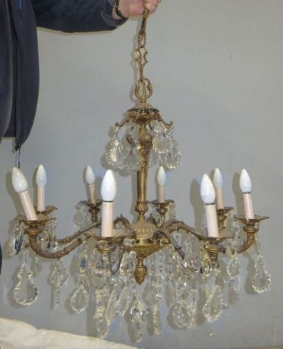 Lustre en bronze doré, le fût mouluré à godrons...
