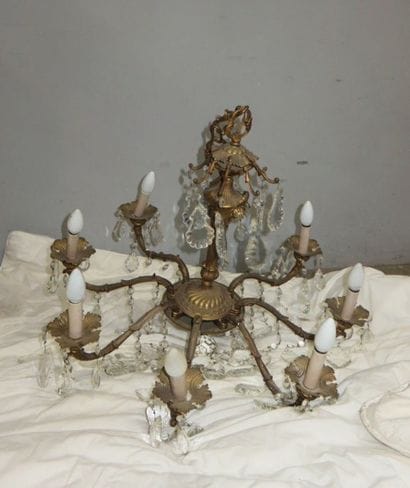 Lustre en bronze doré, le fût mouluré à godrons...