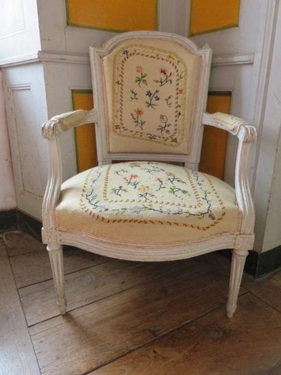 Fauteuil en bois laqué blanc, dossier avec...