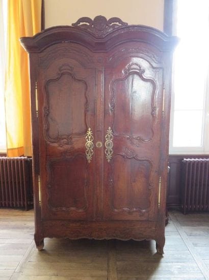Armoire en merisier mouluré et sculpté de...