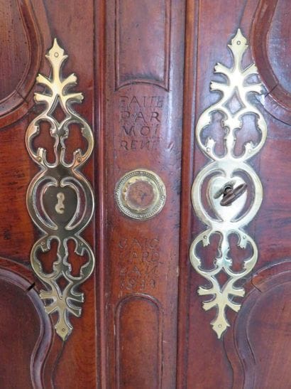 Armoire en merisier mouluré et sculpté de...