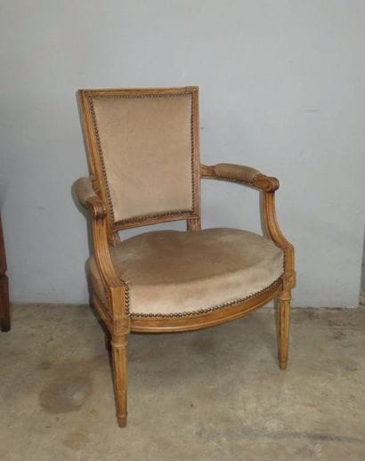 Fauteuil en hêtre mouluré et sculpté à dossier...