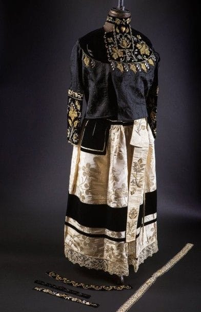 Tenue de Mariée du Porzay composée d'une...
