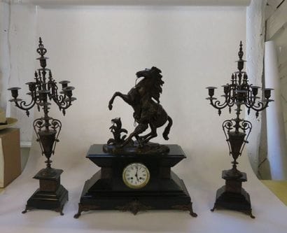 Garniture de cheminée en marbre noir de Namur...