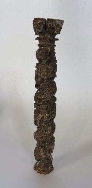 Colonne, élement de retable, en bois sculpté...