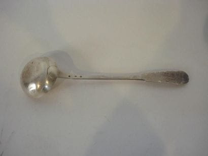 Louche en argent. Modèle uniplat gravé sur...