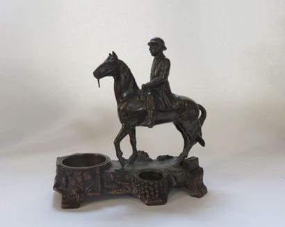 Encrier serviteur de bureau en régule patiné...