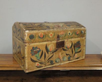 Coffre de mariage en platane laqué polychrome...