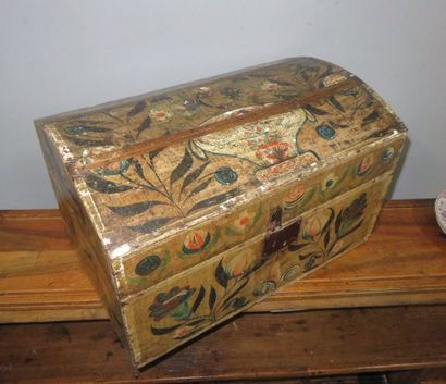 Coffre de mariage en platane laqué polychrome...