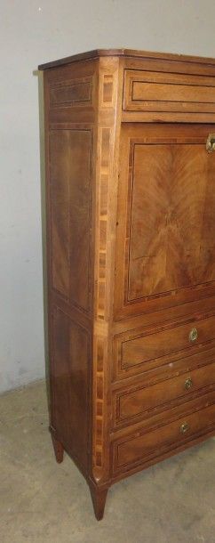 Petit secrétaire en placage de noyer, filets...