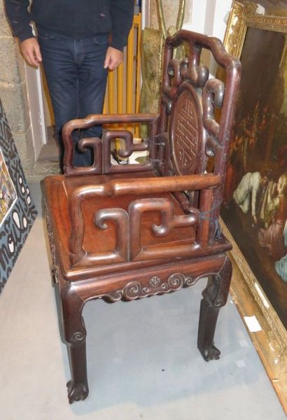Paire de larges fauteuils en palissandre...