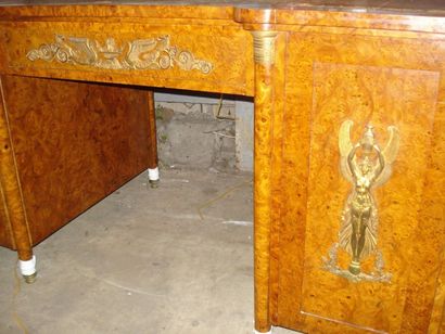 Important ensemble de mobilier de bureau...