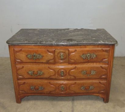 Commode en noyer et hêtre à façade légèrement...
