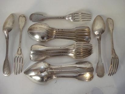 Ensemble formant douze couverts en argent....