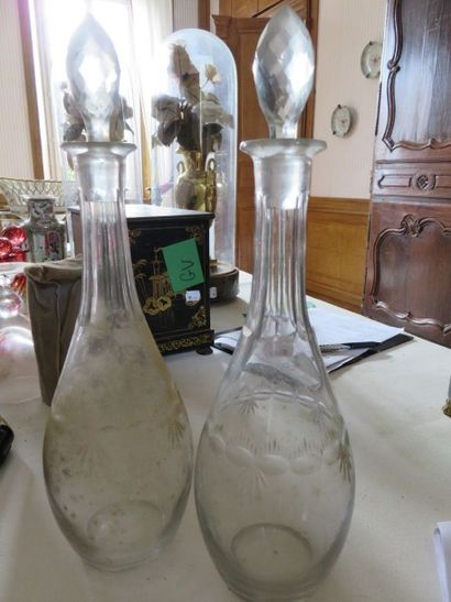 Deux carafes piriformes en cristal taillé...