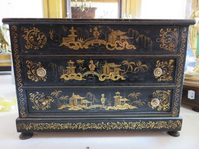 Commode de poupée à décor dans le goût de...