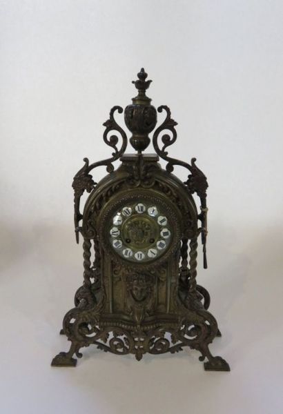 Pendule en bronze à motifs de faunes et feuillage....