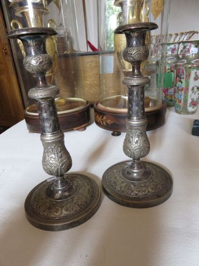 Paire de bougeoirs en laiton argenté à décor...