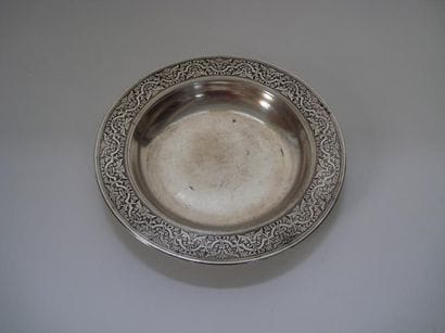 Dessous de bouteille en argent. Modèle orné...