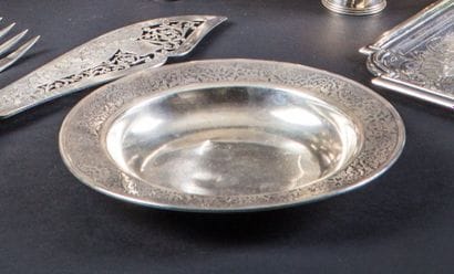 Dessous de bouteille en argent. Modèle orné...