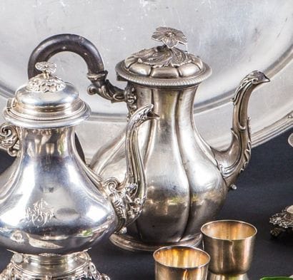 Cafetière en argent. Modèle pansu à côtes...