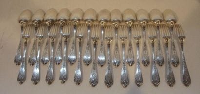 Série de douze couverts à entremets en argent....