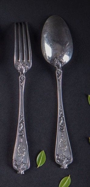 Série de douze couverts à entremets en argent....