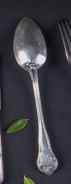 Série de douze cuillers à entremets en argent....