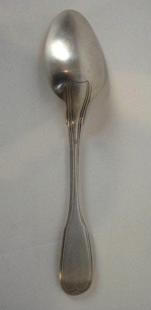 Cuiller à ragoût en argent. Modèle à filets....