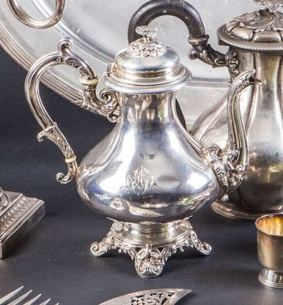 Cafetière en argent. Pansue, posant sur une...