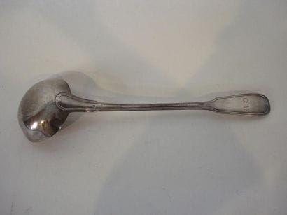 Louche en argent. Modèle à filet gravé des...