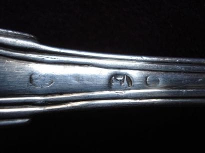 Cuiller à ragoût en argent. Modèle à filets....