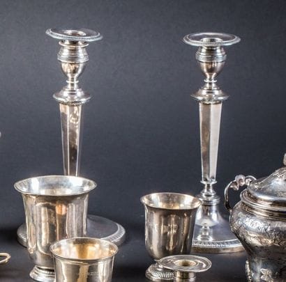 Paire de flambeaux et leur bobèche en argent....