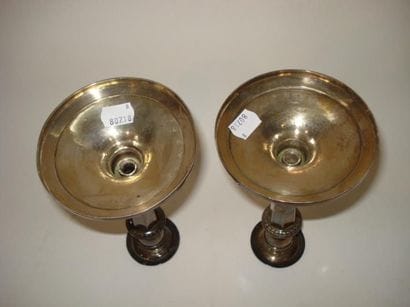 Paire de flambeaux et leur bobèche en argent....