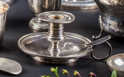 Bougeoir à main en argent. Modèle circulaire...